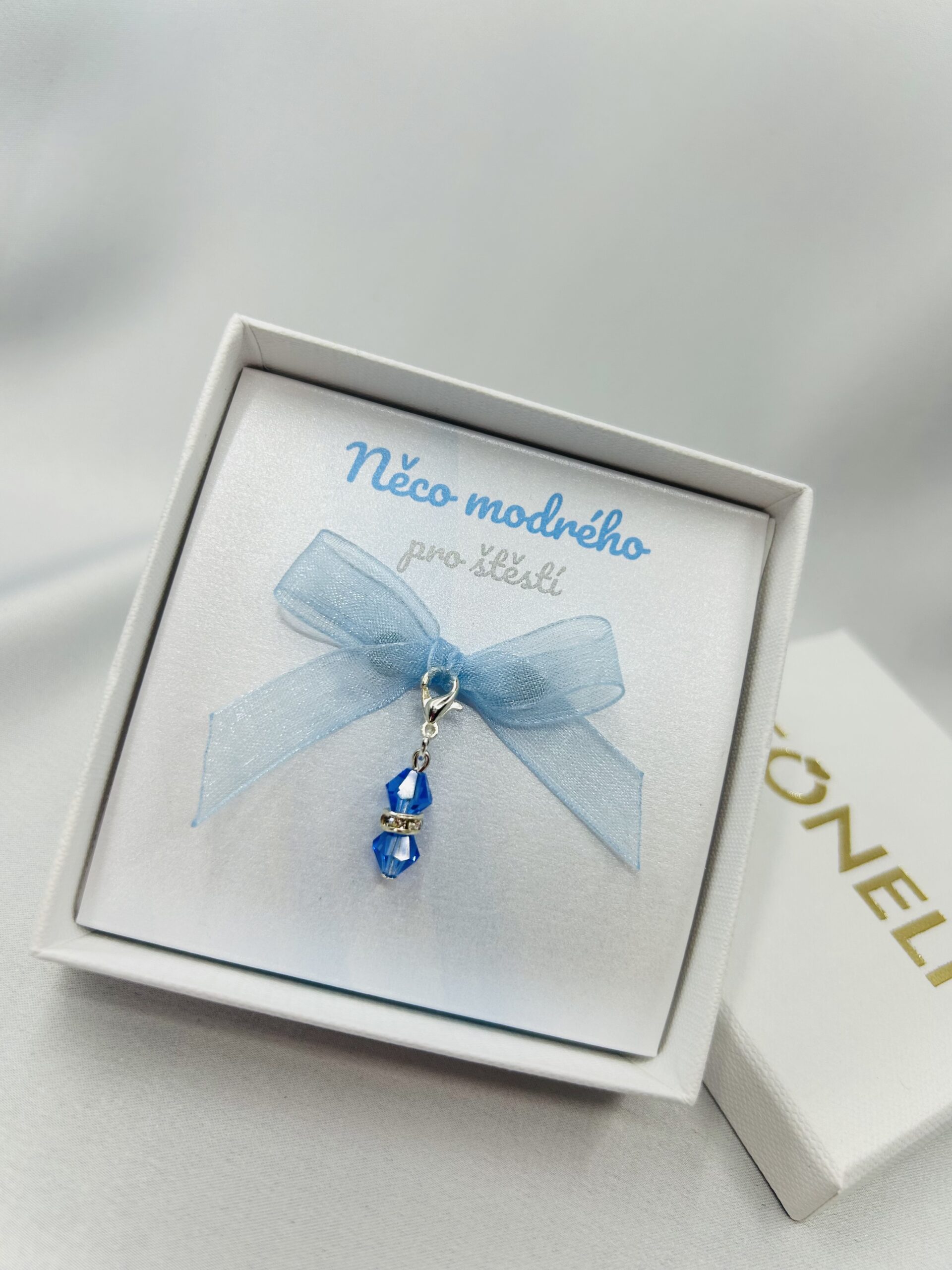 MINI PŘÍVĚSEK NĚCO MODRÉHO – Sapphire
