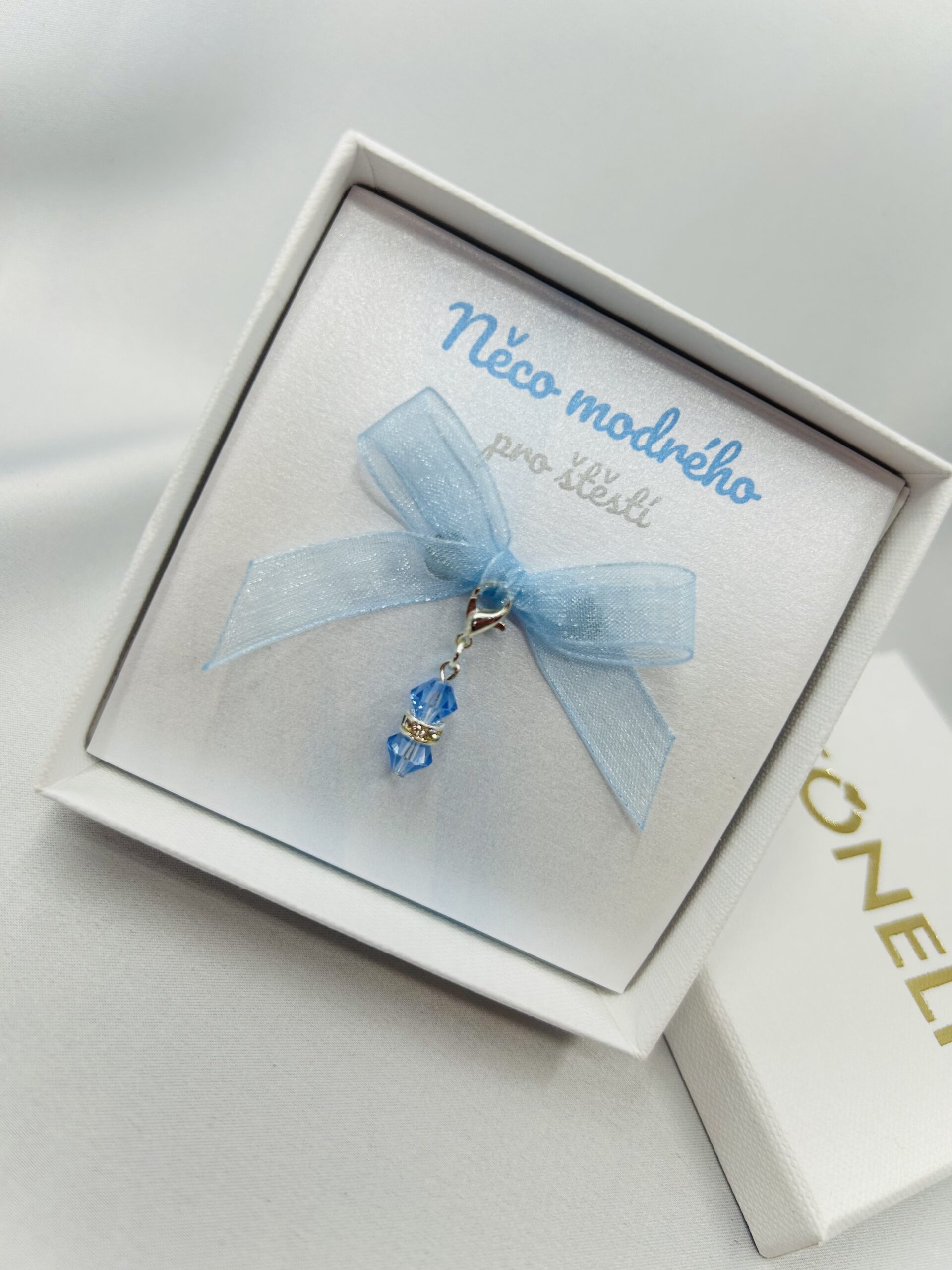 MINI PŘÍVĚSEK NĚCO MODRÉHO - Light Sapphire